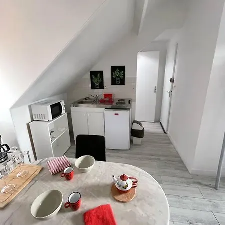 Le Cocon Rouge - Studio En Plein Centre Historique Lamballe Exterior photo